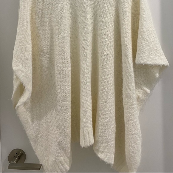 😁 cozy white shawl (BRAND NEW WITH TAGS) - Picture 5 of 5